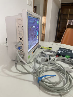 16개 언어 및 병원 중환자실 응급실용 1년 보증 휴대용 5 파라미터 환자 모니터