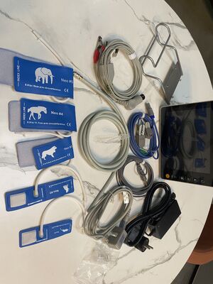 8인치 컬러 LCD 디스플레이와 트롤리/벽 브래킷 호환성 ISO 인증 멀티 파라미터 환자 모니터